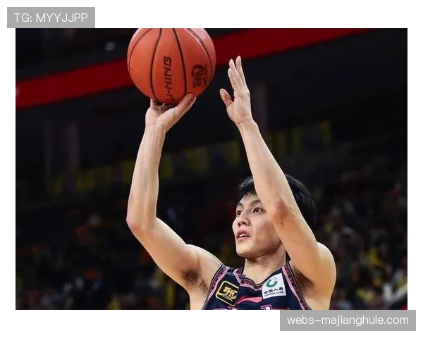 徐杰倒地扑抢造成浙江队后卫失误，杜锋场边挥拳激励